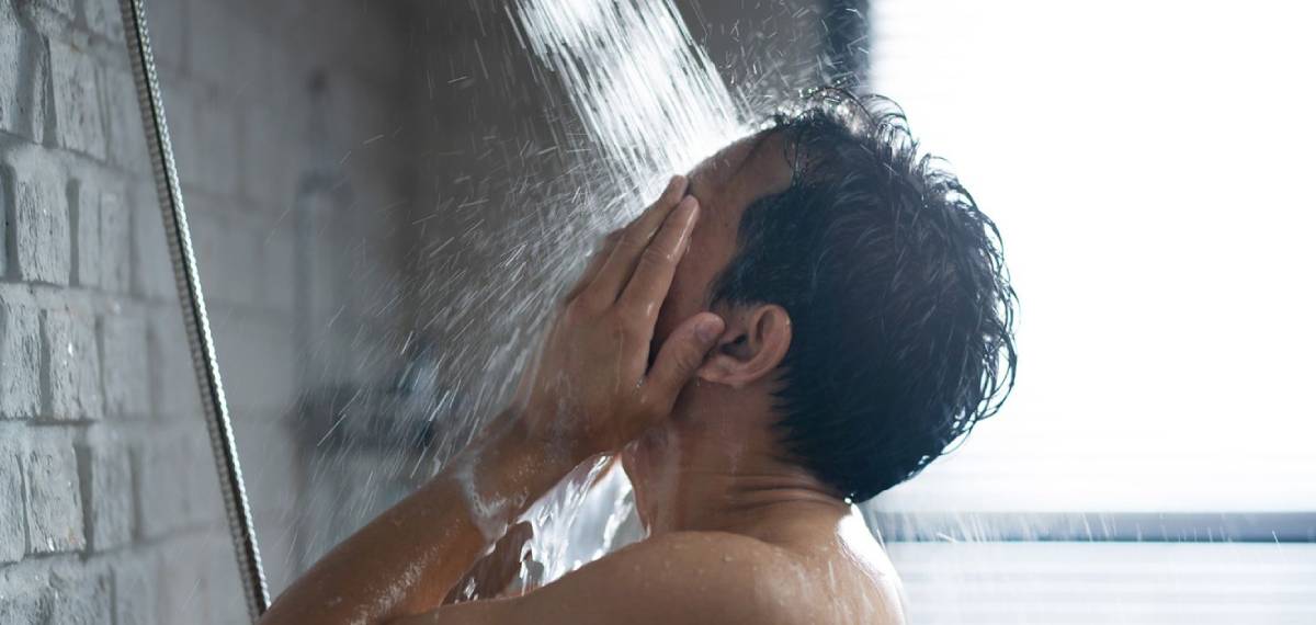  Morning shower advocates often argue that standing for 10 minutes under a torrent of hot water helps them to wake up and feel fresh and ready to start the day.