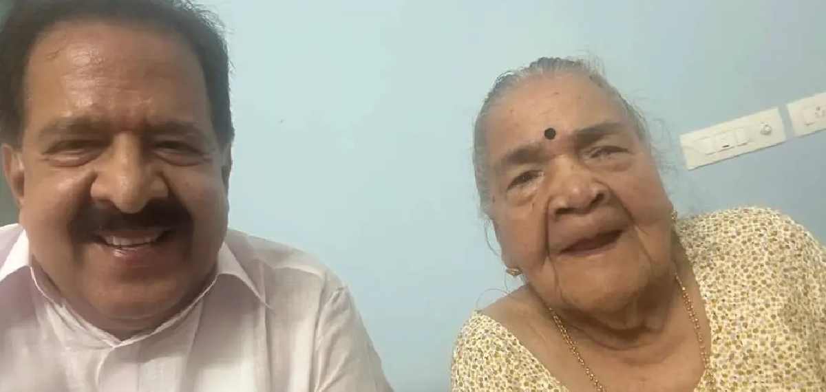 Ramesh chennithala with mother 
