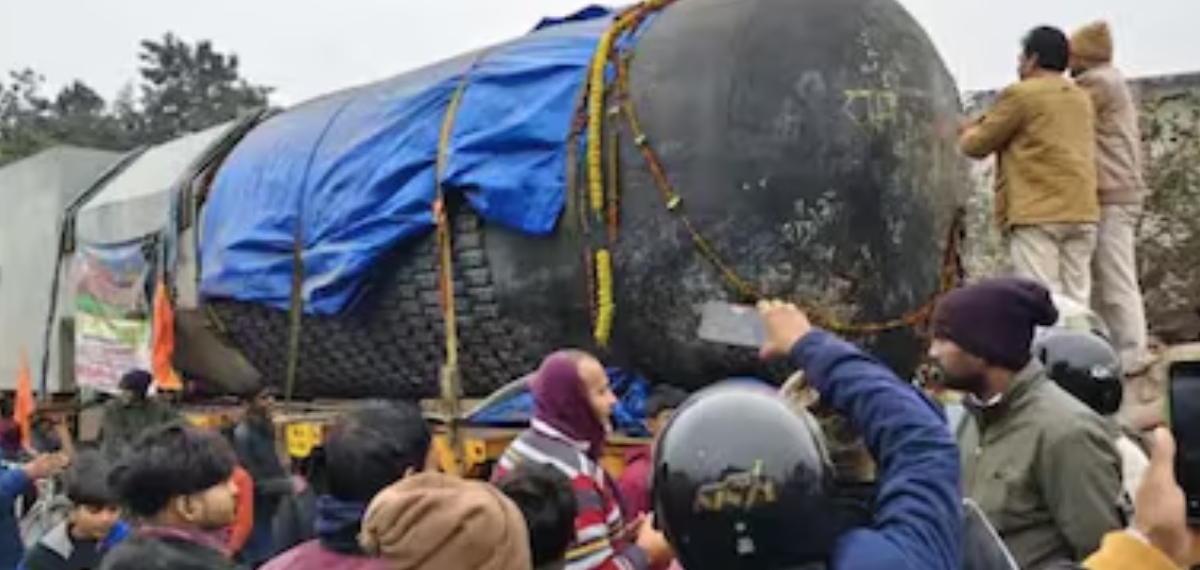 പാലത്തിന് ബലക്ഷയം; ലോകത്തിലെ ഏറ്റവും വലിയ ശിവലിംഗം ബിഹാര്‍ ചെക്ക്പോസ്റ്റില്‍ കുടുങ്ങിക്കിടക്കുന്നു