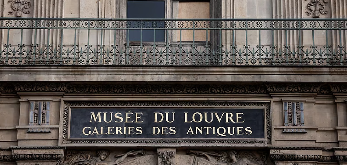 The Royal jewels vanish from the Louvre