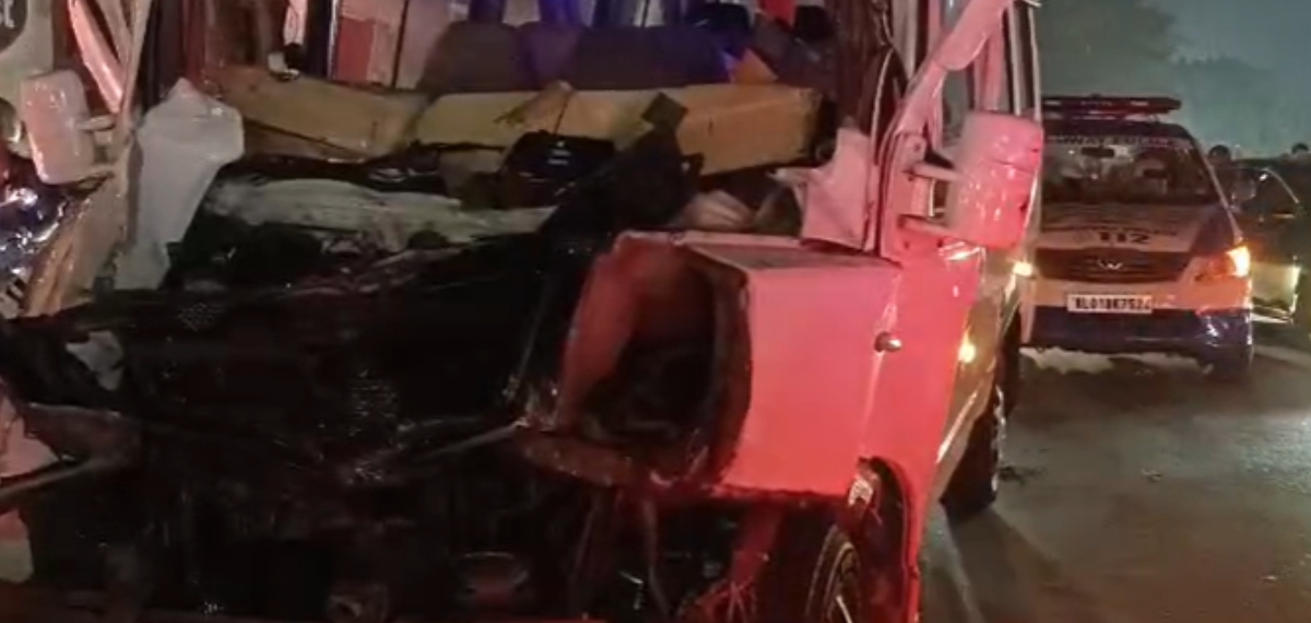 വൈറ്റിലയില്‍ കണ്ടെയ്‌നറും ട്രാവലറും കൂട്ടിയിടിച്ചു; ഡ്രൈവറുടെ നില ഗുരുതരം