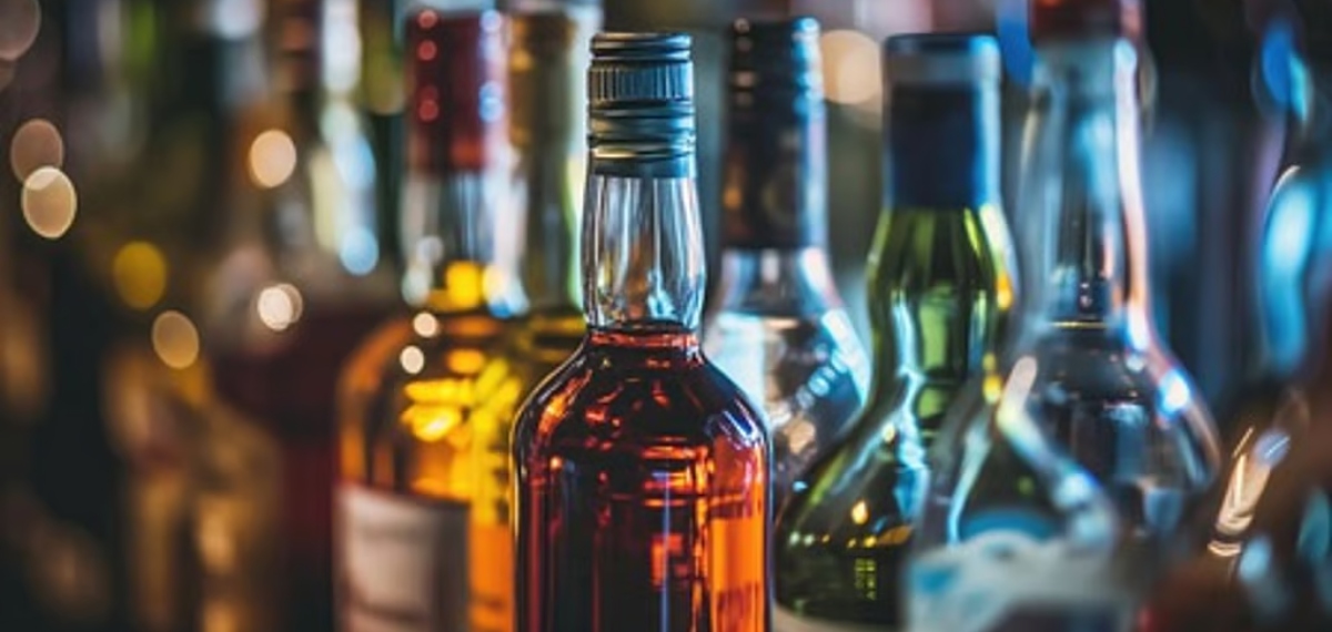 മദ്യ ബ്രാന്‍ഡിന് പേരും ലോഗോയും ക്ഷണിച്ച നടപടി; സർക്കാരിനും ബെവ്‌കോയ്ക്കും ഹൈക്കോടതിയുടെ നോട്ടീസ്