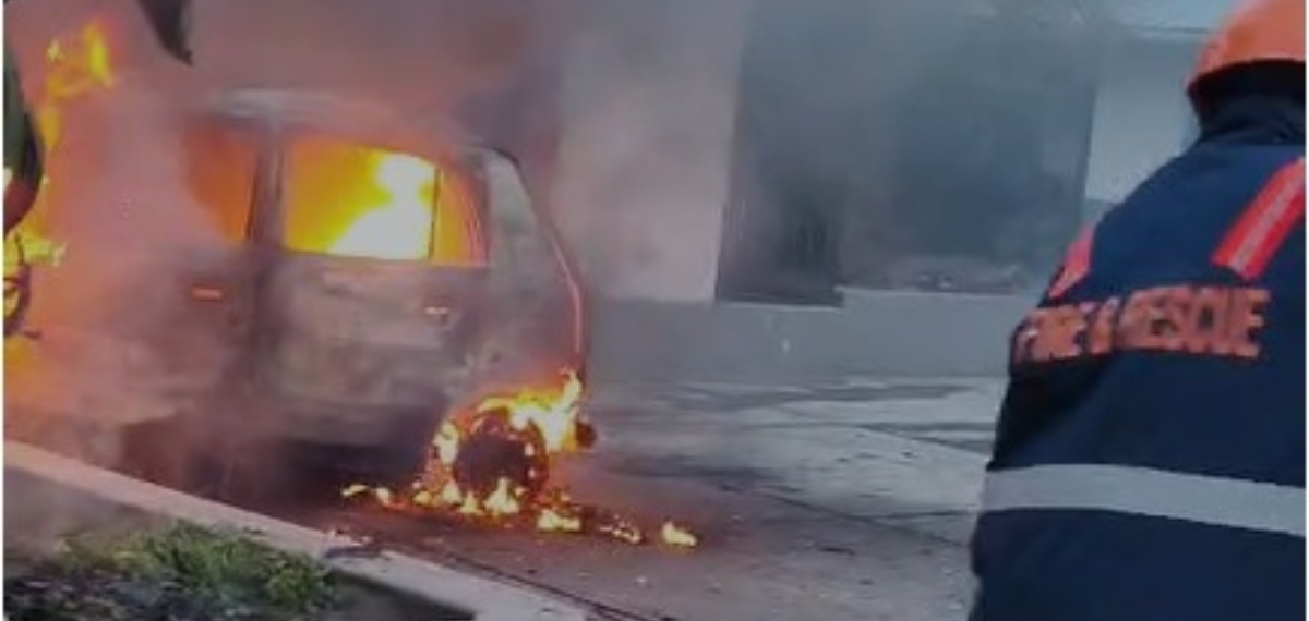 പാലക്കാട് വടക്കഞ്ചേരിയിൽ വീട്ടിൽ നിർത്തിയിട്ട കാറിന് തീപിടിച്ചു; കാർ പൂർണമായും കത്തി നശിച്ചു