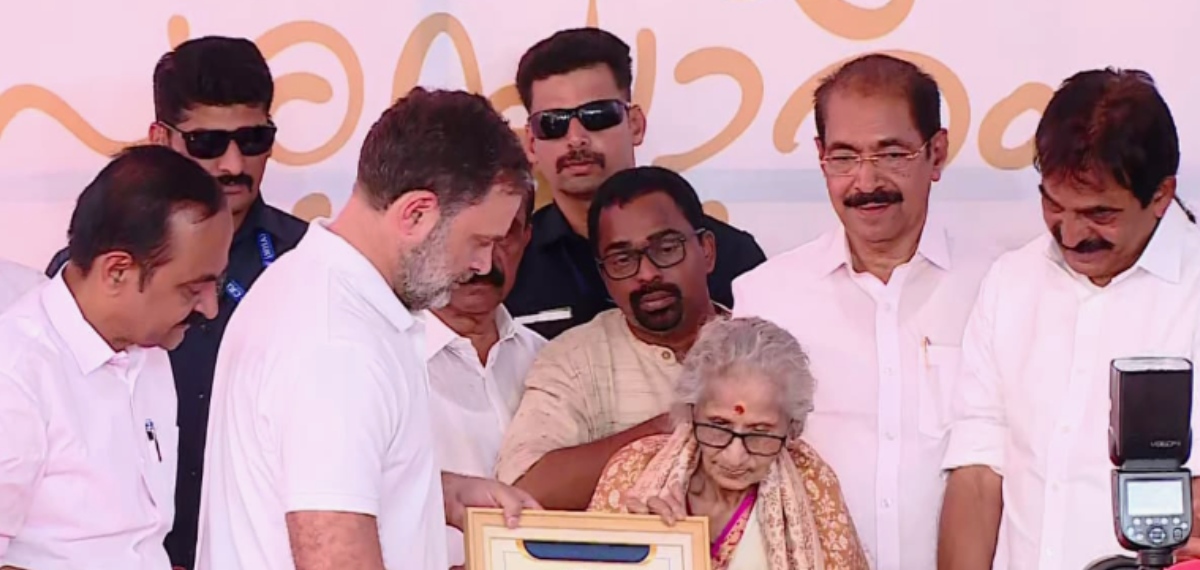 'രാഹുലും പ്രിയങ്കയും പ്രധാന പദവികളിൽ എത്തട്ടെ'; പ്രിയദർശിനി സാഹിത്യ പുരസ്‌കാരം ഏറ്റുവാങ്ങി ലീലാവതി ടീച്ചർ