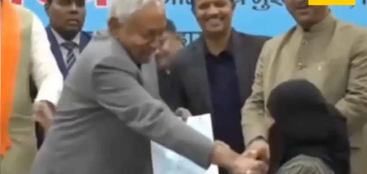 നിയമനക്കത്ത് നല്കുന്നതിനിടെ വനിതാ ഡോക്ടറിന്റെ നിഖാബ് വലിച്ച് നീക്കി ബിഹാര് മുഖ്യമന്ത്രി; വീഡിയോ