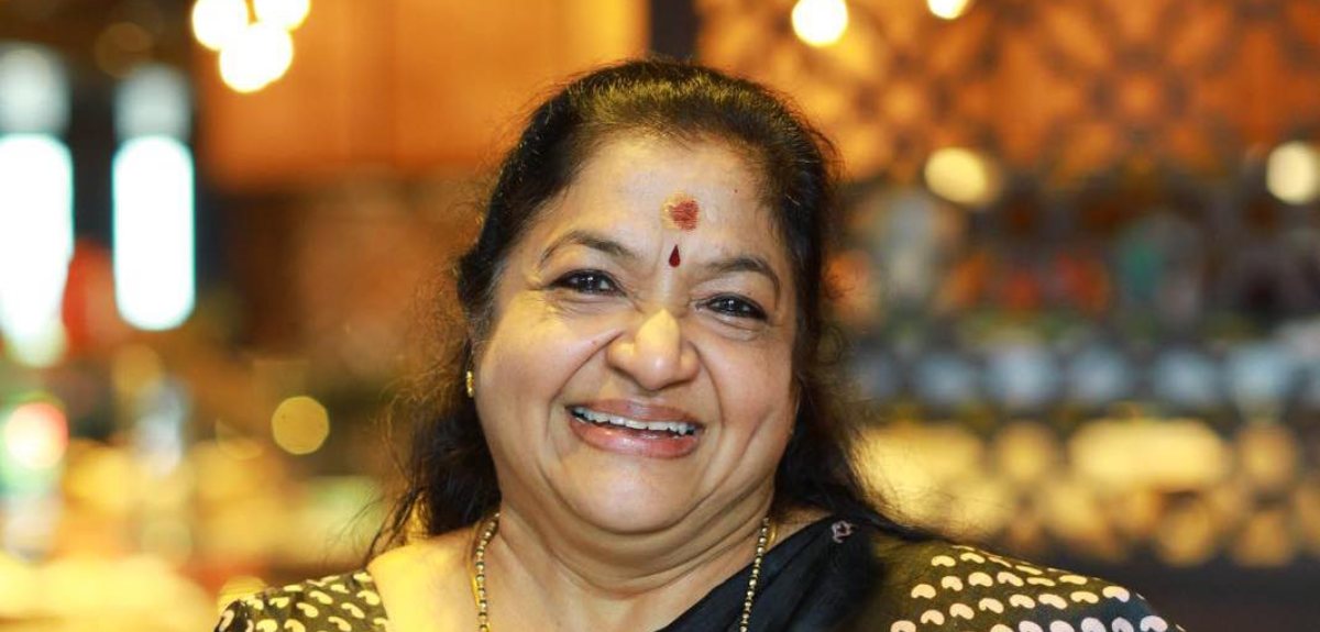 വെപ്പുമുടി അഴിഞ്ഞു വീഴുമെന്ന പേടിയിൽ കയ്യെടുക്കാൻ പറഞ്ഞതാണ്, പക്ഷെ പ്രചരിച്ചത് വേറെ രീതിയിൽ: കെ എസ് ചിത്ര