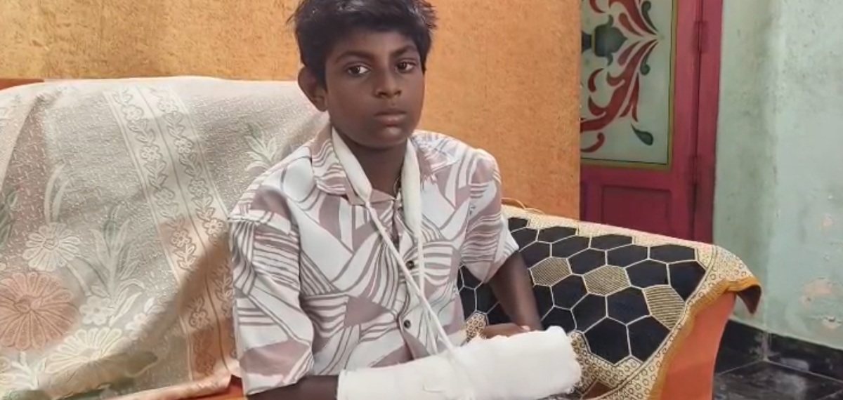 ബസിന്റെ വാതിലില് കുടുങ്ങി വിദ്യാര്ത്ഥിയുടെ കൈവിരലൊടിഞ്ഞു; സ്റ്റോപ്പില് ഇറക്കി വിട്ടതായും പരാതി