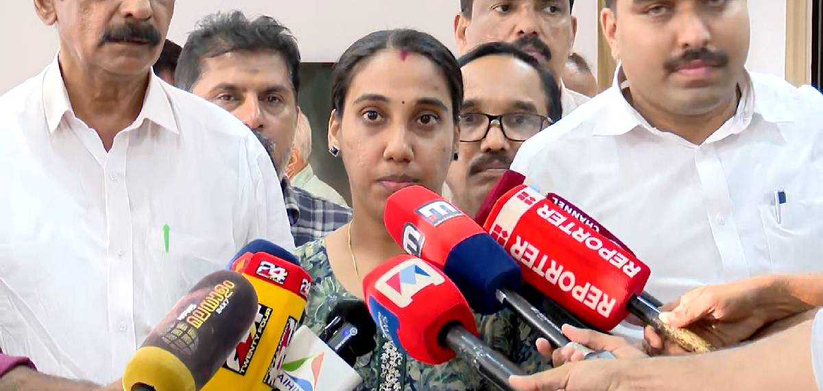 റിട്ടേണിംഗ് ഓഫീസർ CPIM ഭീഷണിക്ക് വഴങ്ങി,പത്രികയിലേത് തന്റെഒപ്പ് തന്നെ;മലപ്പട്ടത്ത് പത്രികതള്ളപ്പെട്ട നിത്യശ്രീ