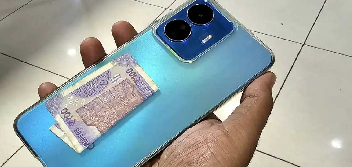  notes, papers, and ATM cards in your phone case