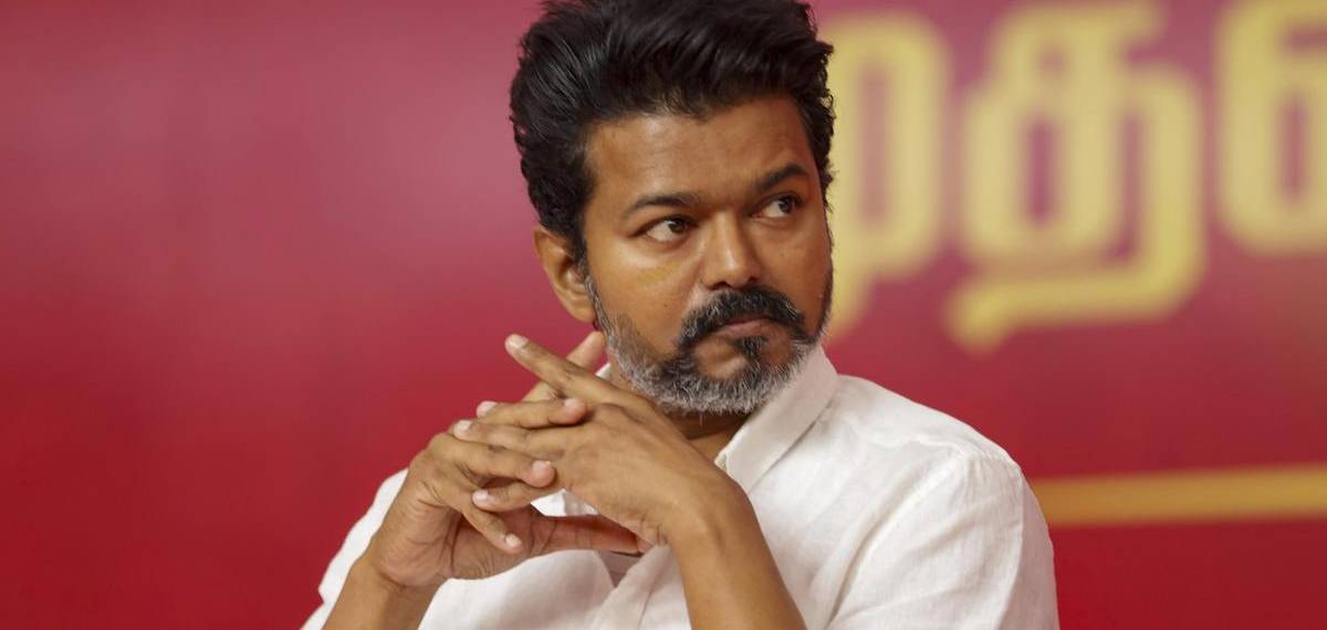 'നഷ്ടമായത് എന്റെ കുടുംബാംഗങ്ങളെ, ഈ ഘട്ടത്തില്‍ അവര്‍ക്കൊപ്പം നില്‍ക്കേണ്ടത് എന്റെ കടമ': വിജയ്