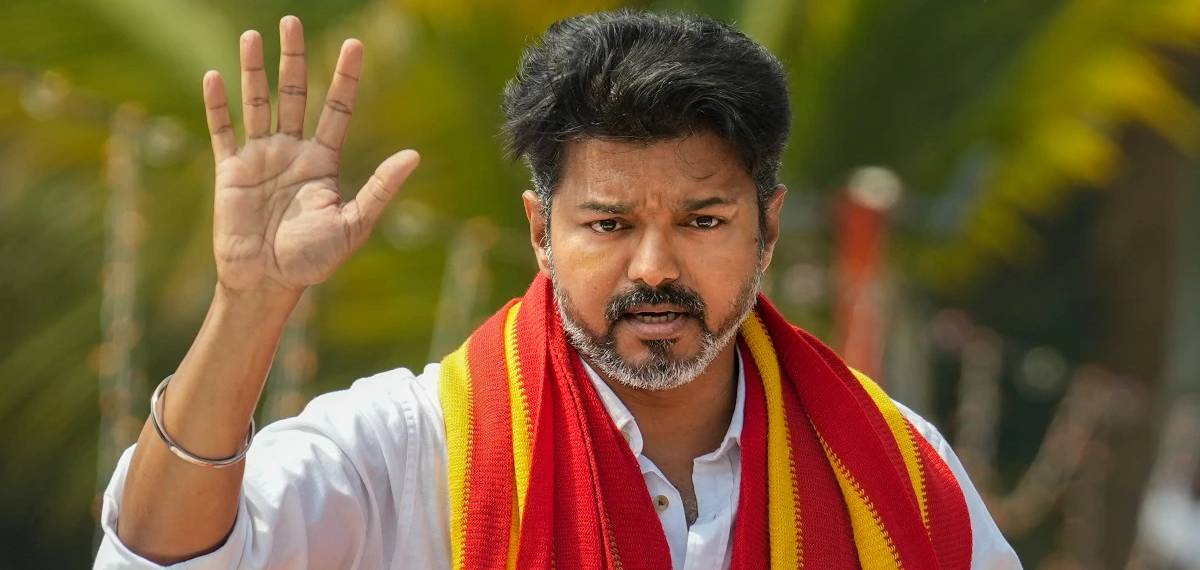 ക്ഷണിച്ച് എടപ്പാടി പളനിസാമി; നിരസിക്കാതെ താരം; വിജയ് എൻഡിഎയിലേക്കോ?
